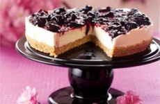 cheesecake com calda de cereja