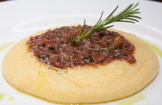 Polenta cremosa com calabresa picante