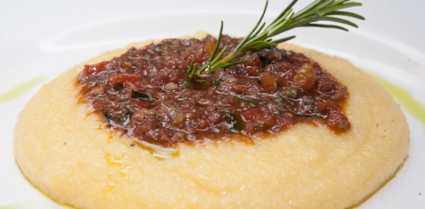 Polenta cremosa com calabresa picante