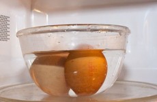 670px-Hardboil-eggs-microwave-2-575x262