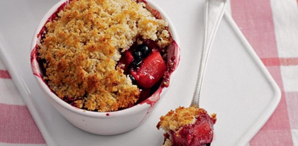 receita-de-crumble-de-morango-ameixa-vermelha