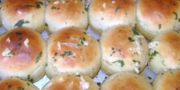 pao-de-cebola-com-cobertura-de-alho-600x600