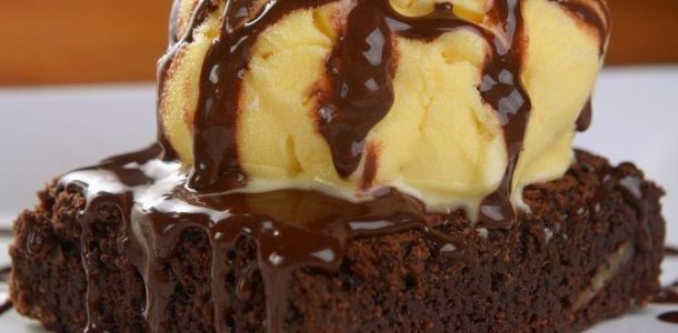 Brownie-com-calda-de-chocolate-e-sorvete-de-creme