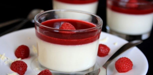 panna-cotta-au-chocolat-blanc-et-framboises