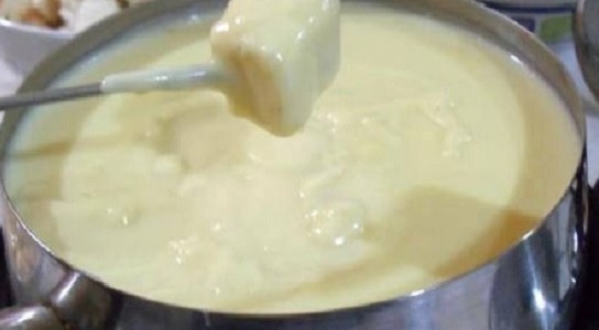 Fondue-de-queijo-caseiro-maravilhoso