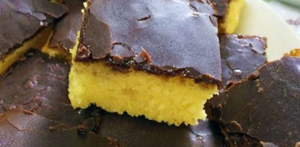 Bolo-de-Cenoura-com-Calda-Crocante-de-Chocolate-640x640