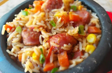 Arroz-de-linguica-um-arroz-temperado-com-legumes-e-linguica-que-e-uma-delicia-1