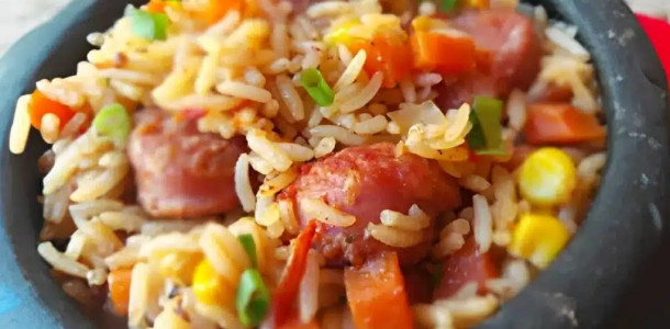 Arroz-de-linguica-um-arroz-temperado-com-legumes-e-linguica-que-e-uma-delicia-1