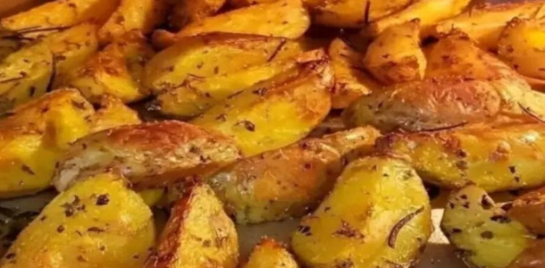 Batata-assada-no-forno-dessa-forma-fica-crocante-e-suculento-1