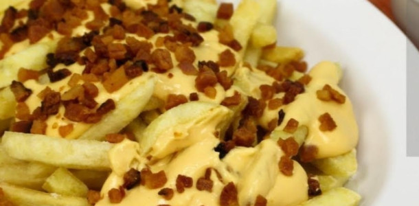 Batata-frita-com-creme-de-cheddar-e-bacon-que-vai-deixar-todo-mundo-querendo-mais-1