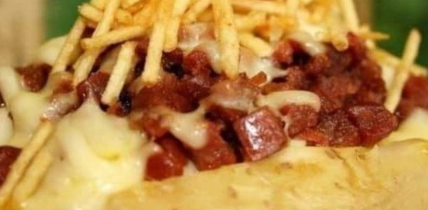 Batata-recheada-com-requeijao-e-bacon-fica-delicioso-muita-gente-ta-fazendo-e-vendendo-1