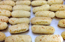 Biscoito-de-polvilho-assado-com-queijo-no-forno-uma-delicia-que-derrete-na-boca-1