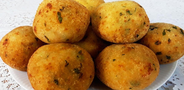 Bolinho-Frito-de-Batata-Com-Poucos-Ingredientes-e-Surpreendente-1