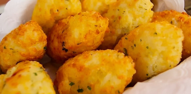 Bolinho-de-Arroz-com-parmesao-ralado-muito-delicioso-1