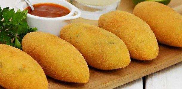 Bolinho-de-aipim-recheado-um-salgado-delicioso-e-bem-facil-de-fazer-que-aprendi-com-salgadeira-1