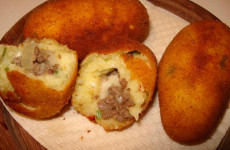 Bolinho-de-mandioca-com-carne-moiCC81da-para-matar-a-fome-a-qualquer-hora-ou-servir-como-petisco-1