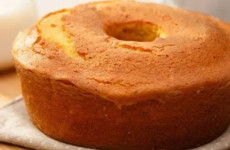 Bolo-de-5-copos-leva-ingredientes-simples-que-voce-mede-no-copo-bate-e-leva-para-assar-1