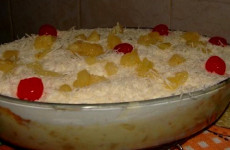 Bolo-de-abacaxi-com-creme-de-leite-ninho-na-travessa-facil-e-alem-de-ser-tudo-gostoso-1