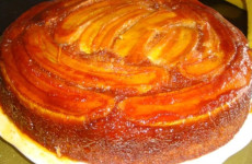 Bolo-de-banana-feito-com-uma-massa-macia-e-fofinha-e-cobertura-de-banana-caramelizada-1