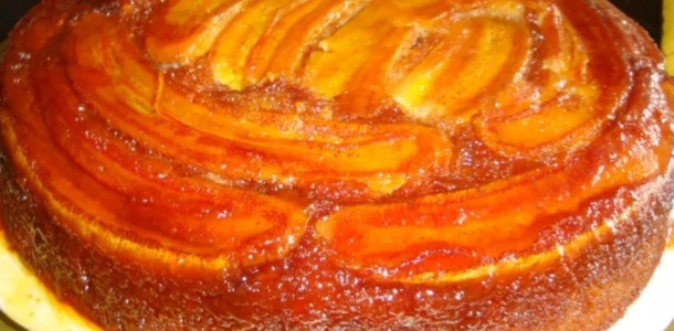 Bolo-de-banana-feito-com-uma-massa-macia-e-fofinha-e-cobertura-de-banana-caramelizada-1