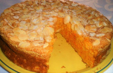 Bolo-de-cenoura-e-amendoa-um-bolo-fofo-muito-humido-e-delicioso-1-1