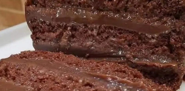 Bolo-de-chocolate-com-recheio-e-cobertura-de-brigadeiro-ninguem-vai-resistir-1