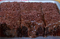 Bolo-de-chocolate-com-uma-massa-macia-e-fofa-e-uma-calda-incrivel-1