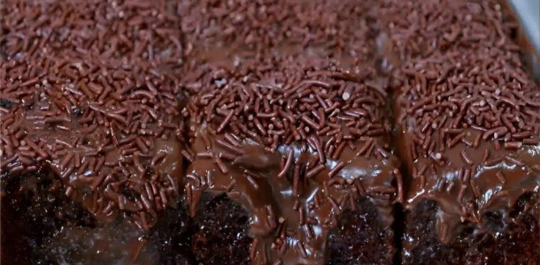 Bolo-de-chocolate-com-uma-massa-macia-e-fofa-e-uma-calda-incrivel-1