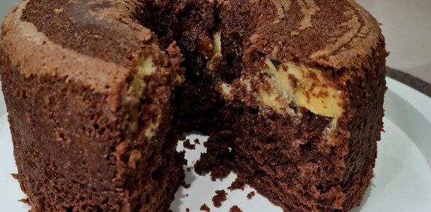 Bolo-de-chocolate-que-ja-sai-recheado-do-forno-pra-quem-nao-gosta-de-perder-tempo-na-cozinha-1