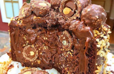 Bolo-de-ferrero-rocher-com-brigadeiro-imagina-degustar-essa-delicia-1-1