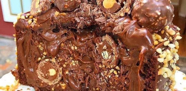 Bolo-de-ferrero-rocher-com-brigadeiro-imagina-degustar-essa-delicia-1-1