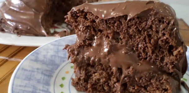 Bolo-de-iogurte-com-creme-de-avela-e-uma-daquelas-maravilhas-que-so-de-pensar-da-agua-na-boca-1