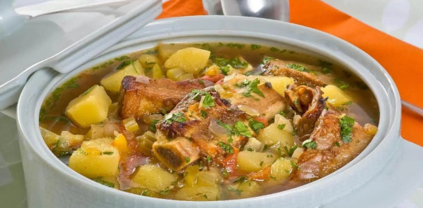 Caldo-de-costela-com-batatas-da-roca-um-caldo-quente-pratico-e-delicioso-1