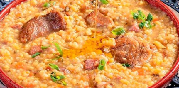 Canjiquinha-mineira-com-linguica-e-costelinha-e-o-tipo-de-comida-acolhedora-que-nos-abraca-num-dia-mais-frio-1