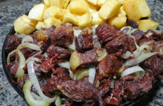 Carne-acebolada-com-mandioca-frita-da-agua-na-boca-1