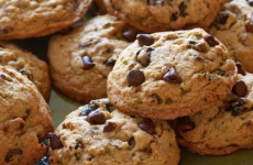 Cookie-de-aveia-com-pedacos-de-chocolate-fica-delicioso-demais-1