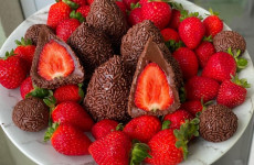 Coxinha-de-brigadeiro-com-morango-de-lamber-os-dedos-de-tao-gostoso-1