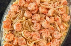 Fettuccine-com-molho-de-queijo-e-camarao-irresistivel-demais-1