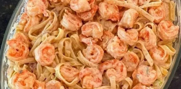 Fettuccine-com-molho-de-queijo-e-camarao-irresistivel-demais-1