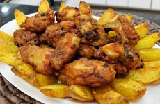 Frango-com-batatas-na-airfryer-fica-bem-sequinho-e-suculento-pronto-em-poucos-minutos-1