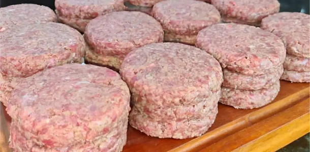 Hamburguer-artesanal-suculento-economico-e-delicioso-feito-com-sensacional-blend-de-carnes-1