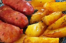 Linguica-assada-com-batatas-no-forno-uma-receita-rapida-para-a-correria-1