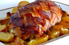 Lombo-suino-assado-no-forno-com-camada-de-bacon-perfeito-para-o-seu-natal-1