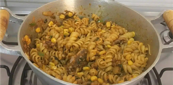 Macarrao-com-sardinha-simples-e-facil-feito-com-ingredientes-que-voce-tem-no-armario