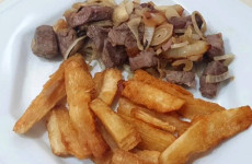 Mandioca-frita-com-carne-acebolada-para-acompanhar-aquela-cervejinha-no-fim-de-semana-1