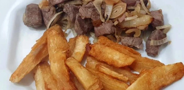 Mandioca-frita-com-carne-acebolada-para-acompanhar-aquela-cervejinha-no-fim-de-semana-1