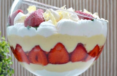 Merengue-de-morango-com-creme-na-travessa-receita-sensacional-1