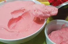 Mousse-de-Morango-Com-Tang-Tres-Ingredientes-e-Fica-Incrivelmente-Delicioso-1