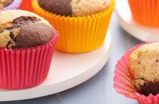 Muffins-de-baunilha-mesclados-com-chocolate-opcao-deliciosa-para-levar-na-lancheira-das-criancas-1-1