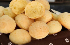 Pao-de-queijo-caseiro-crocante-por-fora-e-macio-por-dentro-perfeito-com-um-cafezinho-1